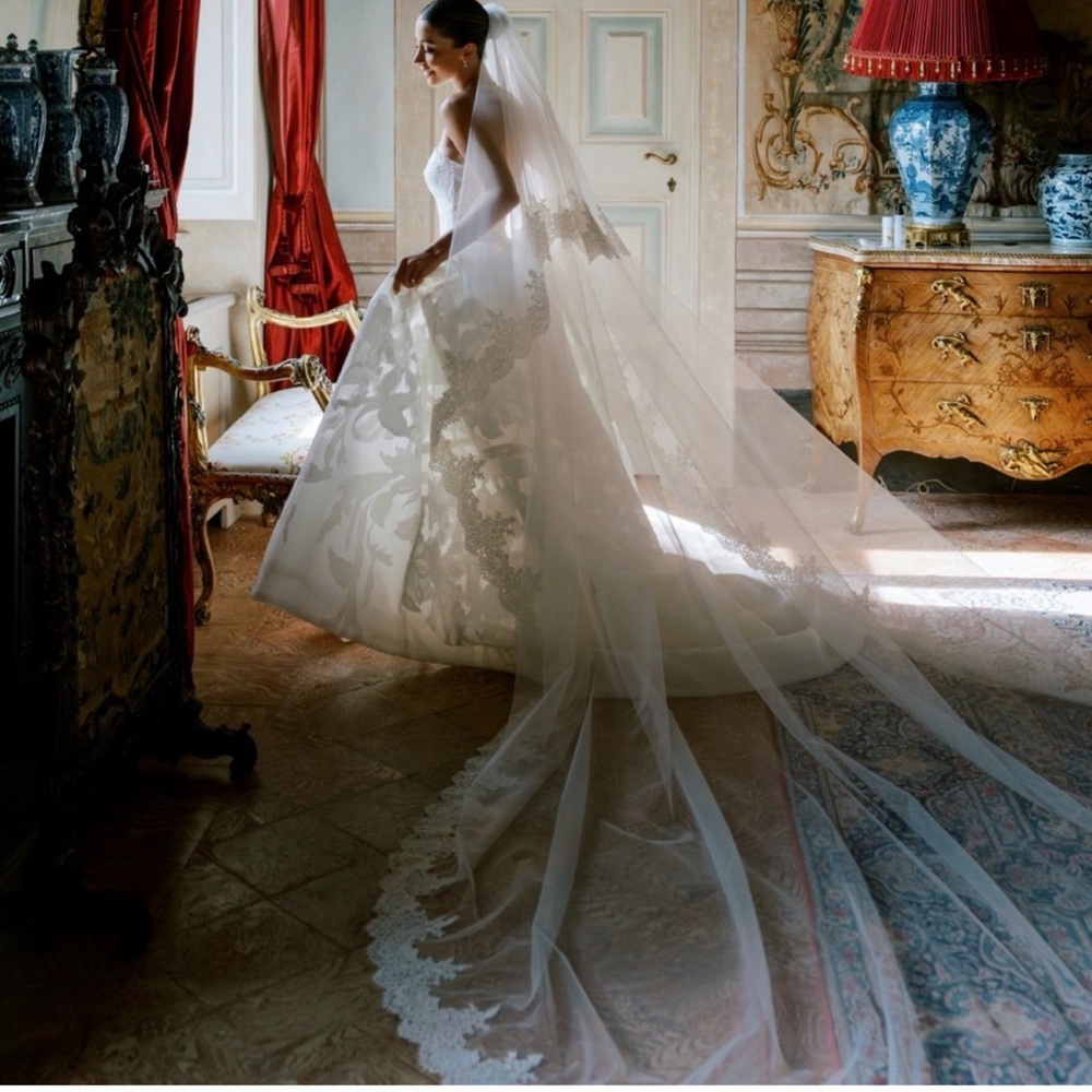 Cathedral Wedding Veil - 145" Embroidered
Stunning 2-tier lace-trim bridal veil - Picture 4 of 4